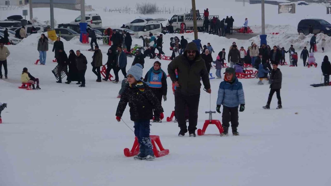 Van'da yarıyıl tatilinin son günleri: Abalı Kayak Merkezi çocuk ve aileleri ağırladı