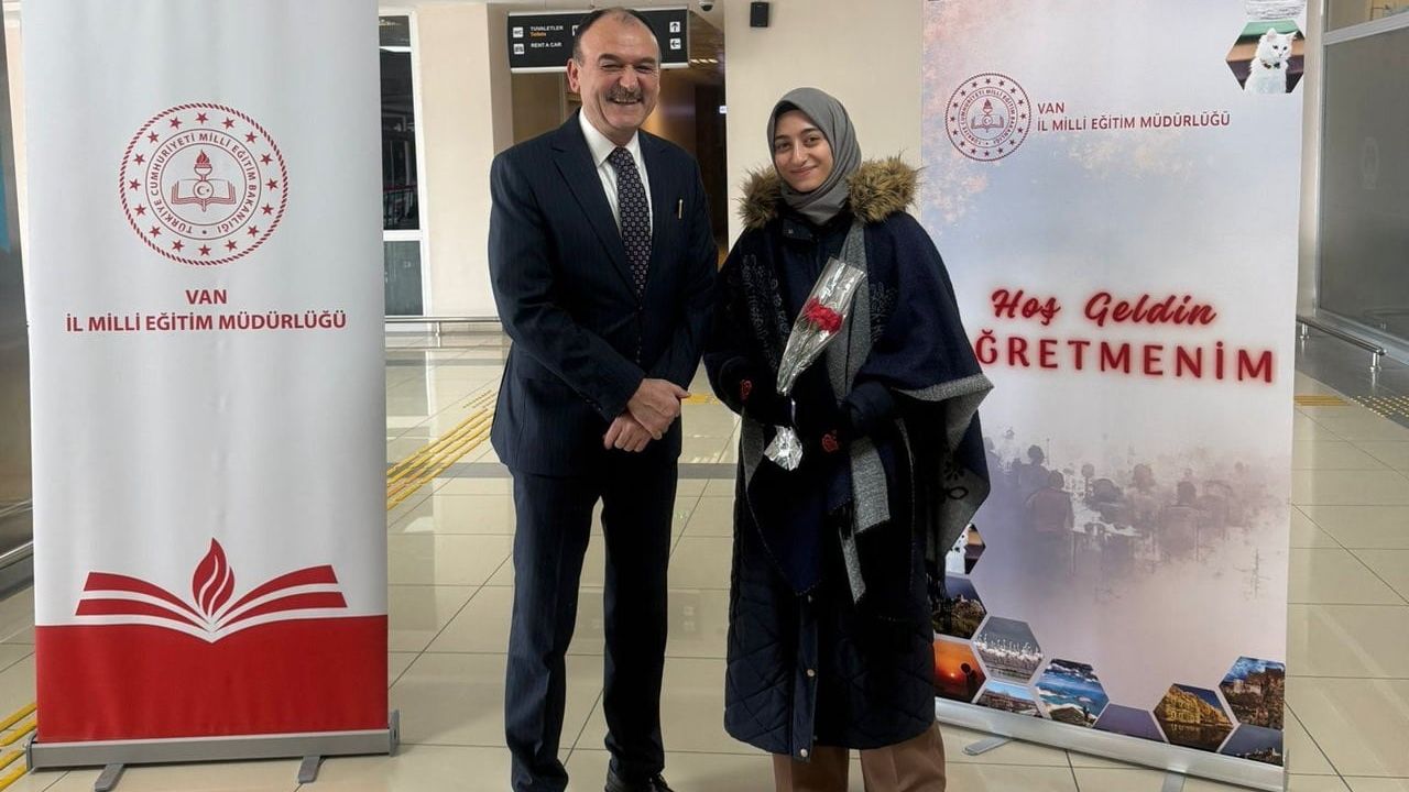 Van’da yeni atanan öğretmenler Van Ferit Melen Havalimanı’nda güllerle karşılandı