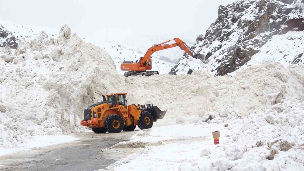 Van'da yoğun kar ve eğimli yamaçlar çığ riskini artırıyor; uzmanlar önlem çağrısı yaptı