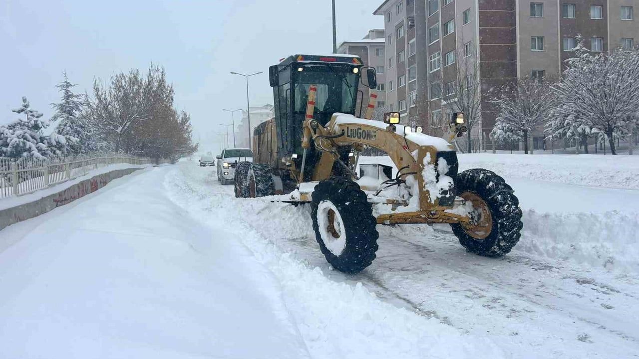 Van'da yoğun kar ve sis: 287 yerleşim yeri ulaşıma kapandı, uçuşlarda rötar
