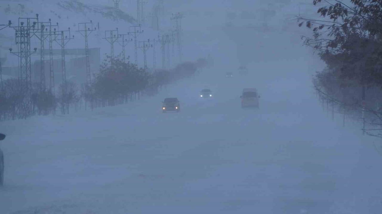 Van'da yoğun kar ve tipi: 594 yerleşim yolu ulaşıma kapandı, eğitim 1 gün süreyle durduruldu