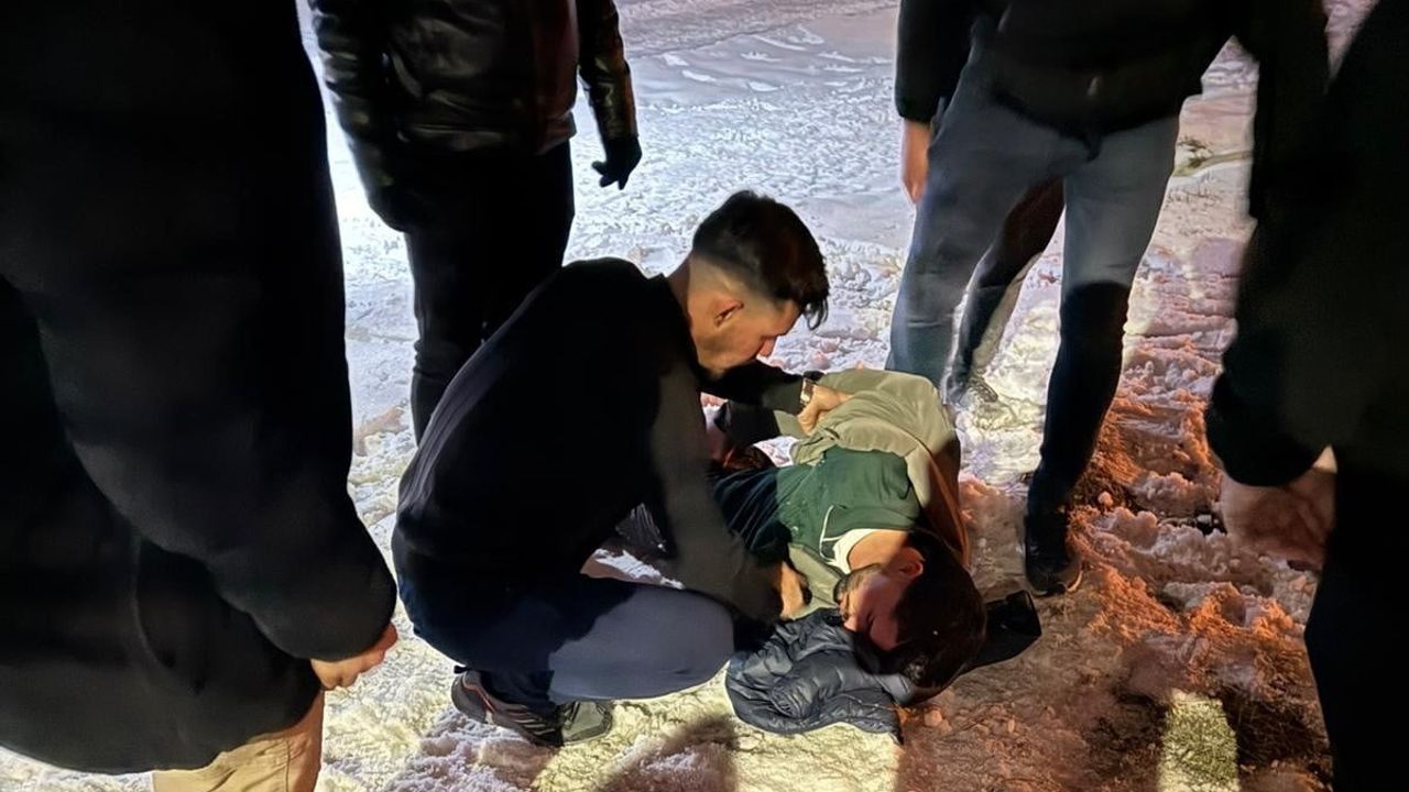 Van Edremit'te kamyonetin devrilmesi sonucu sürücü yaralandı