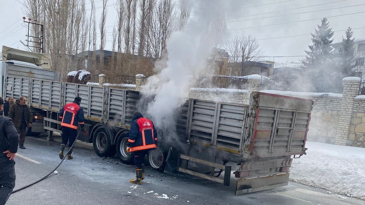 Van Edremit'te Tırın Balatalarının Aşırı Isınması Sonucu Lastikleri Yandı