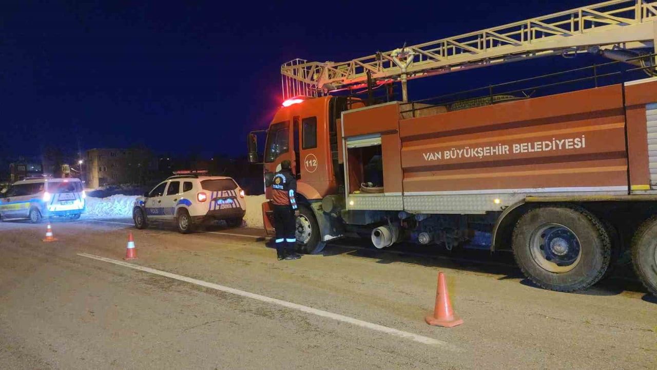 Van Gevaş’te trafik kazası: Atalan Mahallesi'nde 3 kişi yaralandı