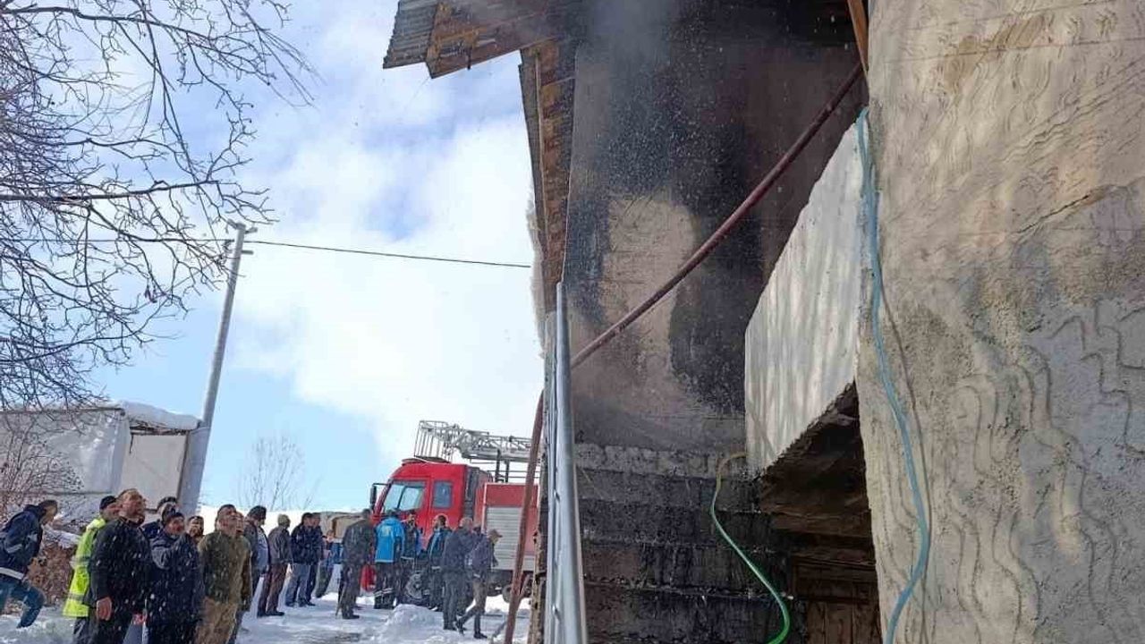 Van Gevaş'te Uysal Mahallesi'nde çatı yangını: İtfaiye söndürdü