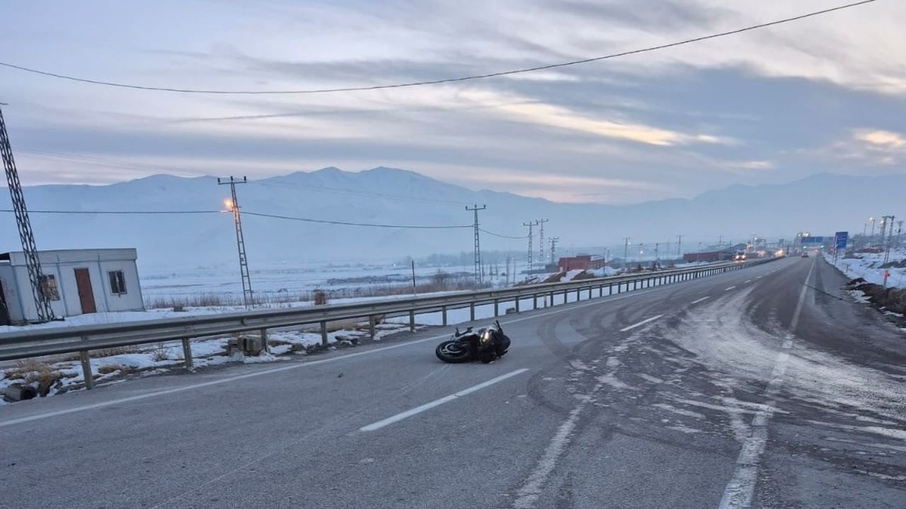 Van Gürpınar'da trafik kazası: Otomobil ile motosiklet çarpıştı, 1 kişi ağır yaralandı
