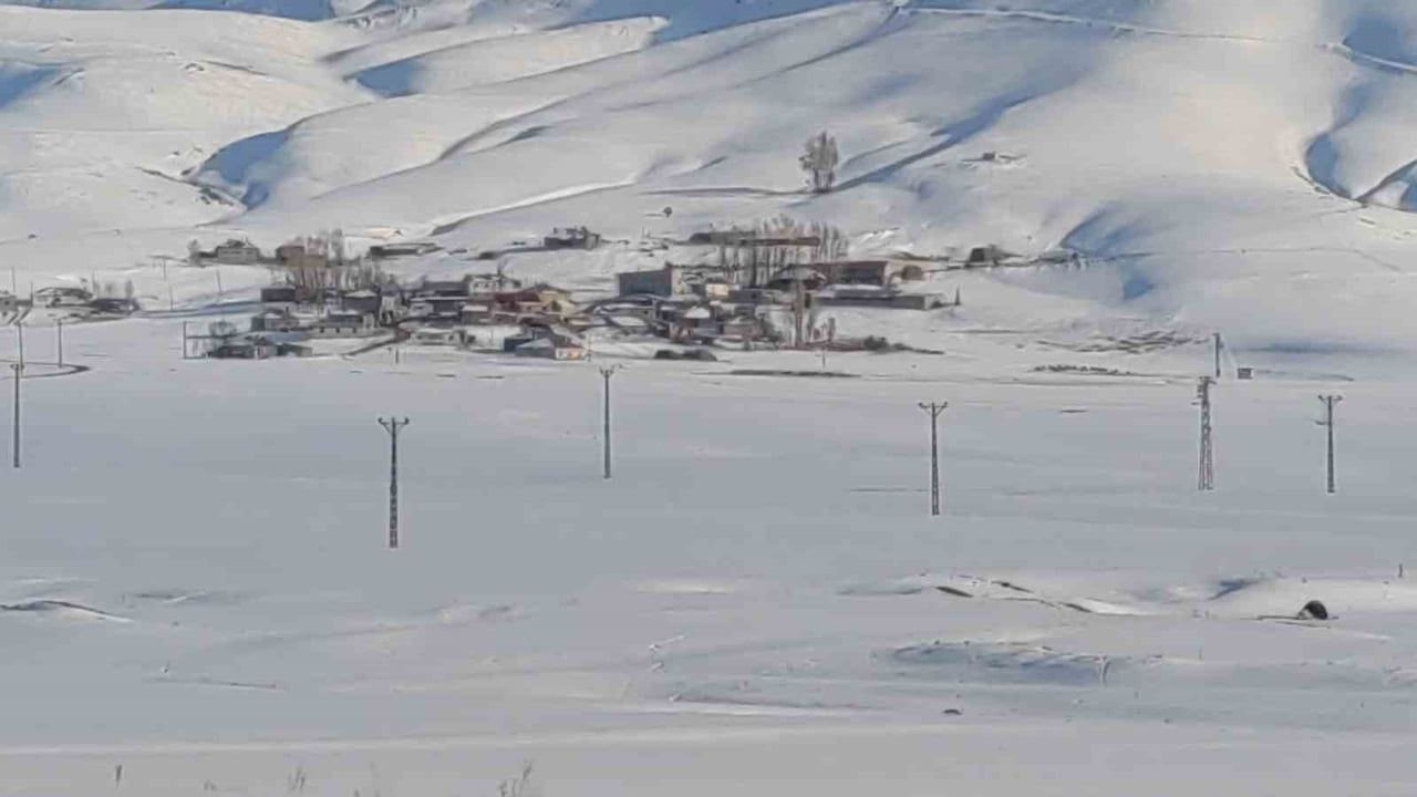 Van'ın kırsal mahalleleri karla kaplandı: Kartpostallık görüntüler