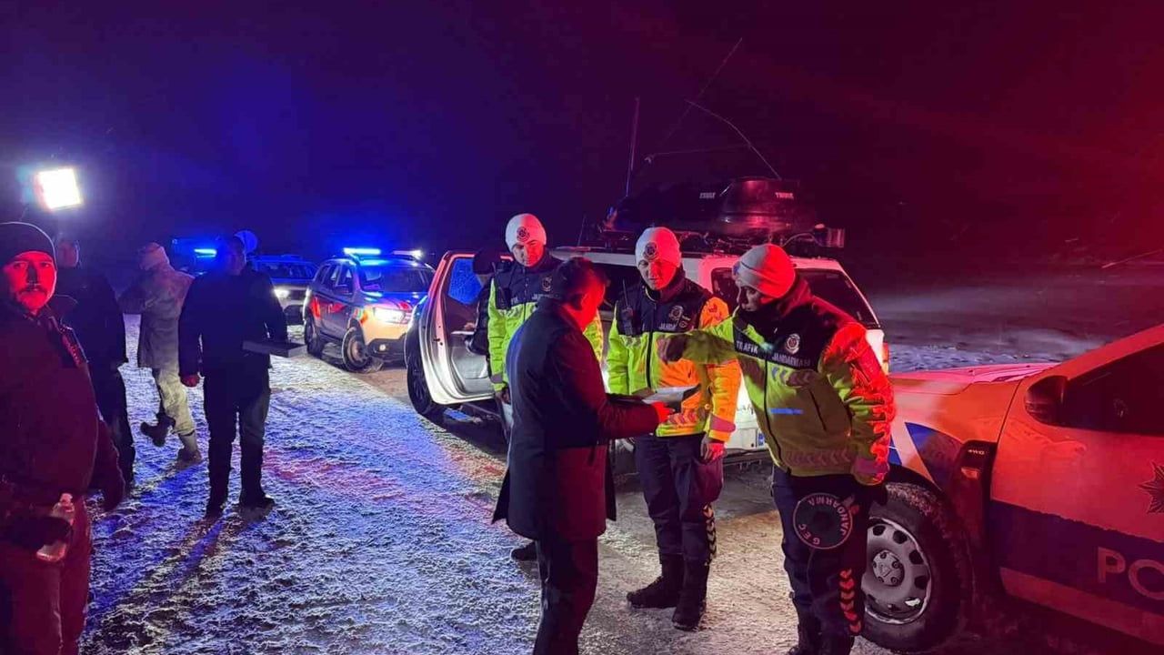 Van'ın Özalp Kaymakamı Rahmi Bulut, yeni yılı görev başındakilerle karşıladı