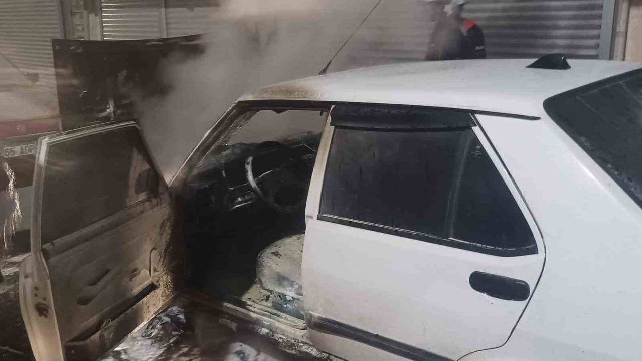 Van İpekyolu'nda park halindeki Şahin marka otomobil yandı