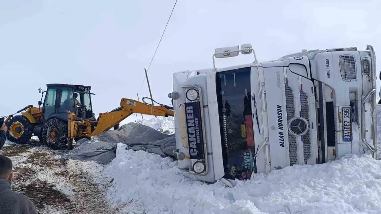 Van Muradiye’de gizli buzlanma nedeniyle tır devrildi