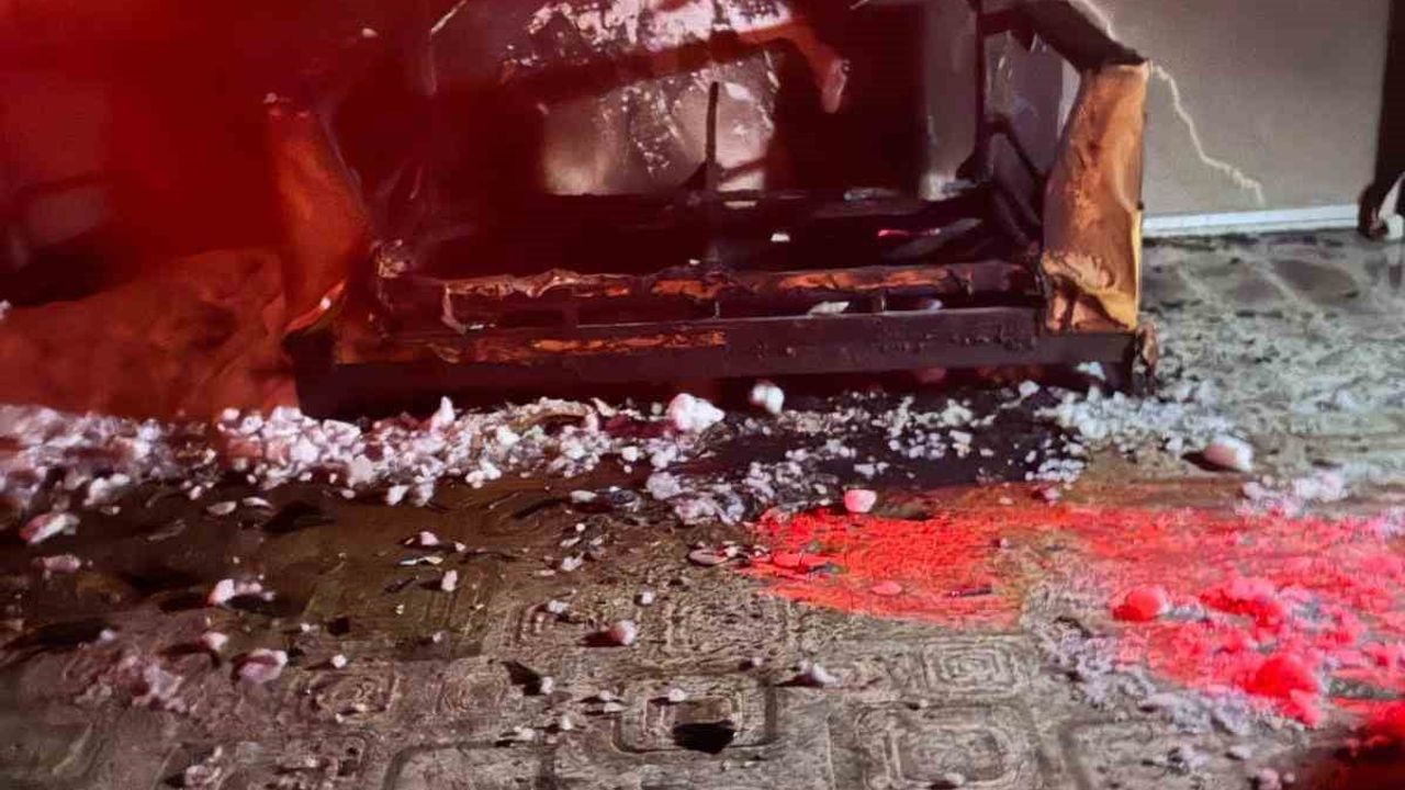 Van Tuşba’da çıkan yangında Dibekdüzü Mahallesi’ndeki ev kullanılamaz hale geldi