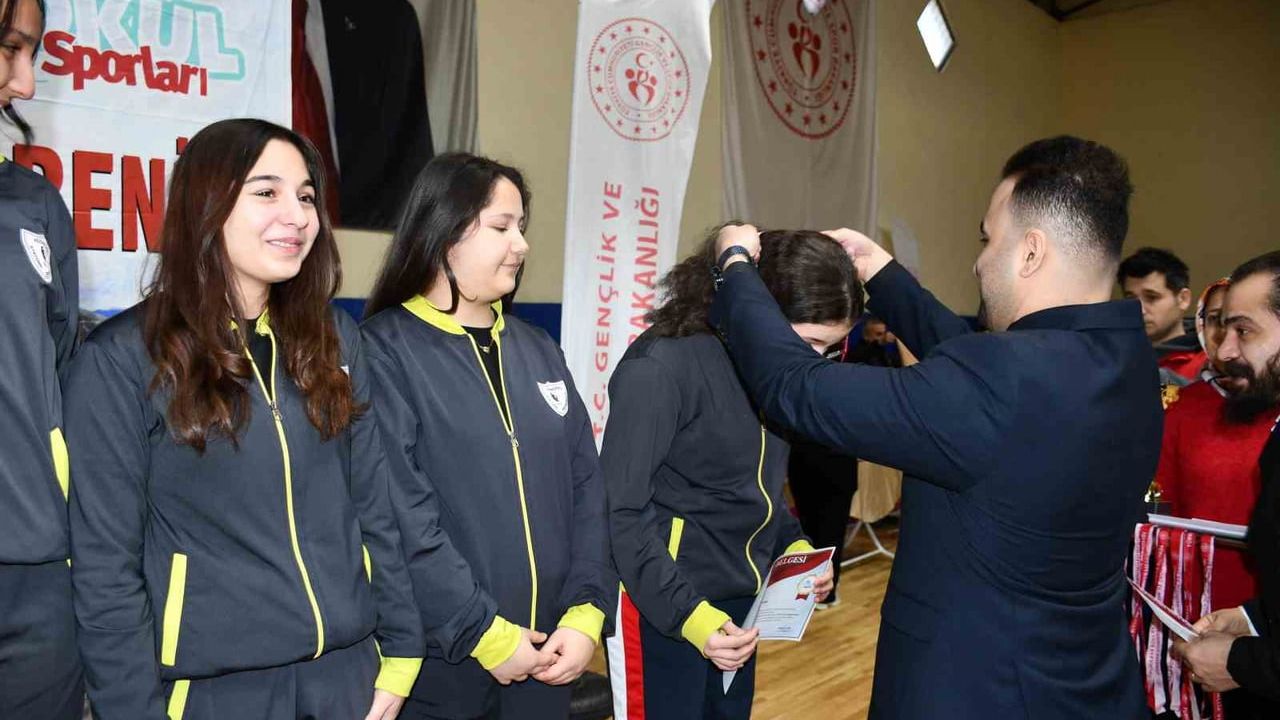 Vezirköprü'de Okul Sporları Müsabakalarında Dereceye Girenlere Ödül Töreni