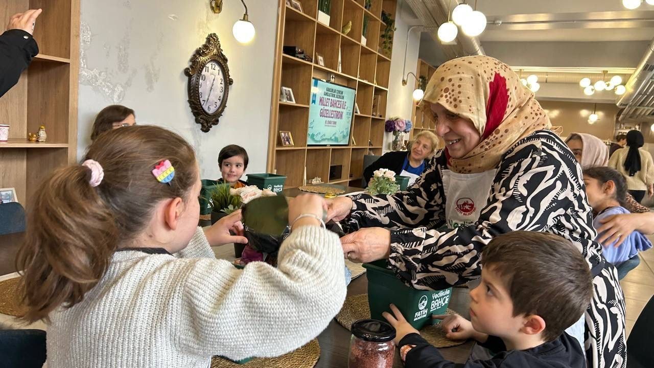 Yadigar Kahvesi'nde kuşaklar 'Torunumla Tohum Ekiyorum' etkinliğinde buluştu
