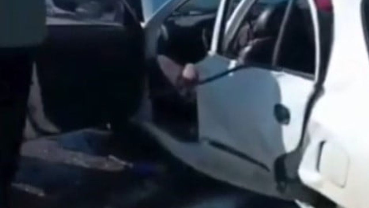 Yahyalı’da buzlanma nedeniyle bariyere çarpan otomobilde 3 kişi yaralandı