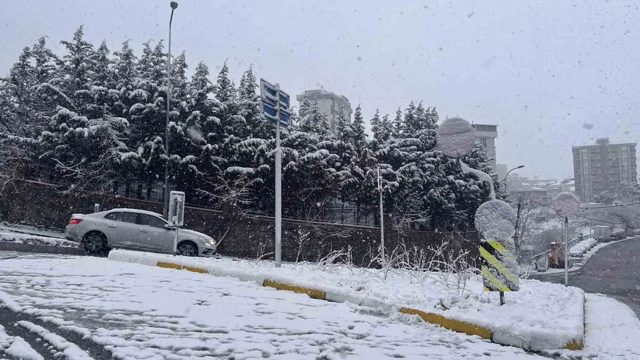 Yakacık beyaza büründü: Dron görüntüleri kar örtüsünü gösteriyor