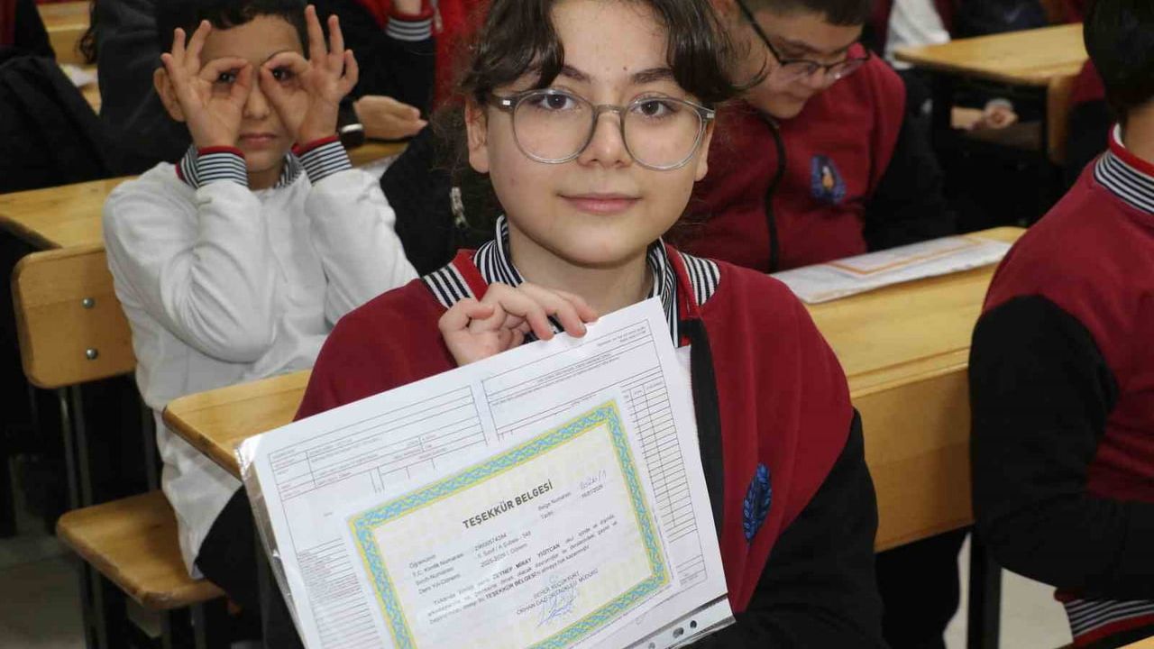 Yaklaşık 18 milyon öğrenci karnelerini alarak yarıyıl tatiline girdi