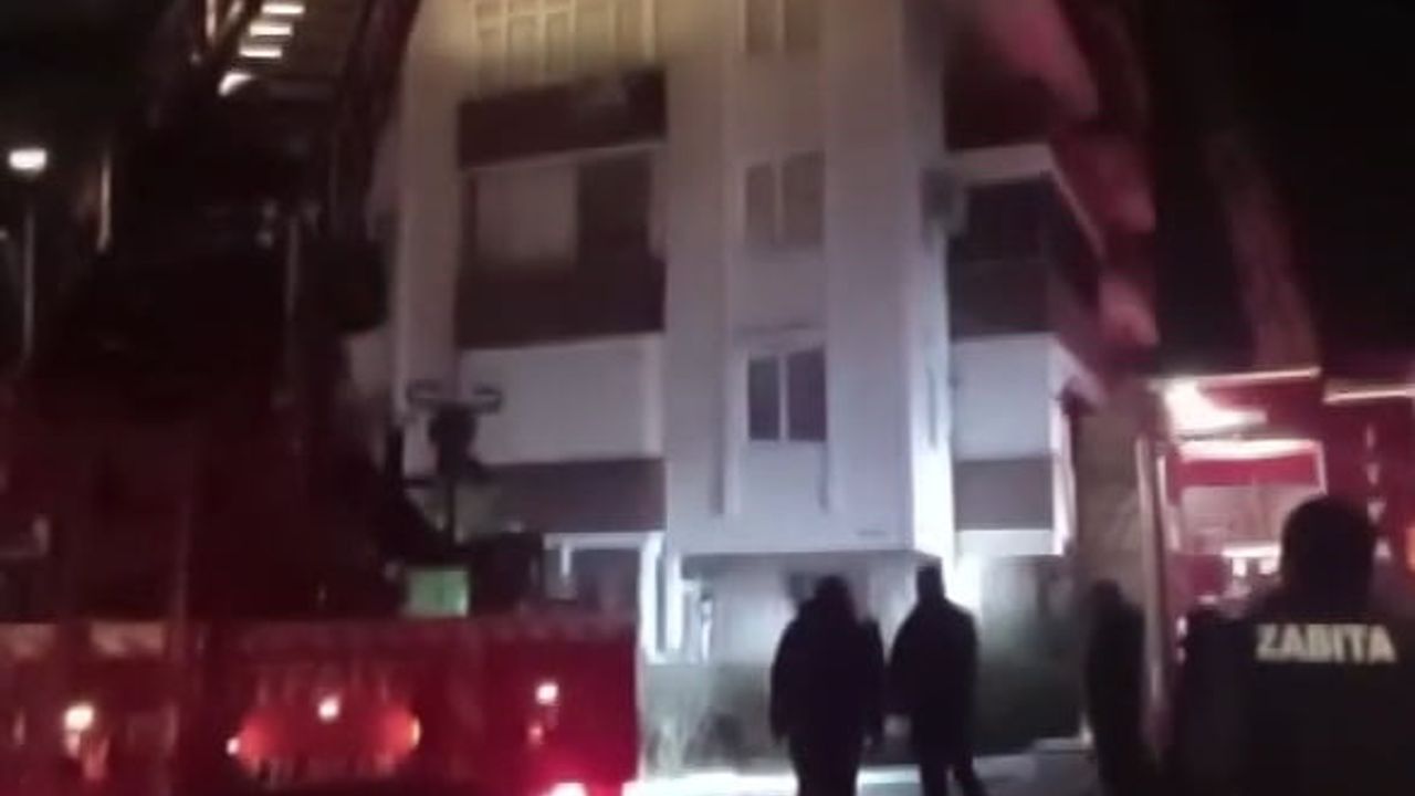 Yalova'da çatı katında yakılan mangal yangına dönüştü, itfaiye söndürdü