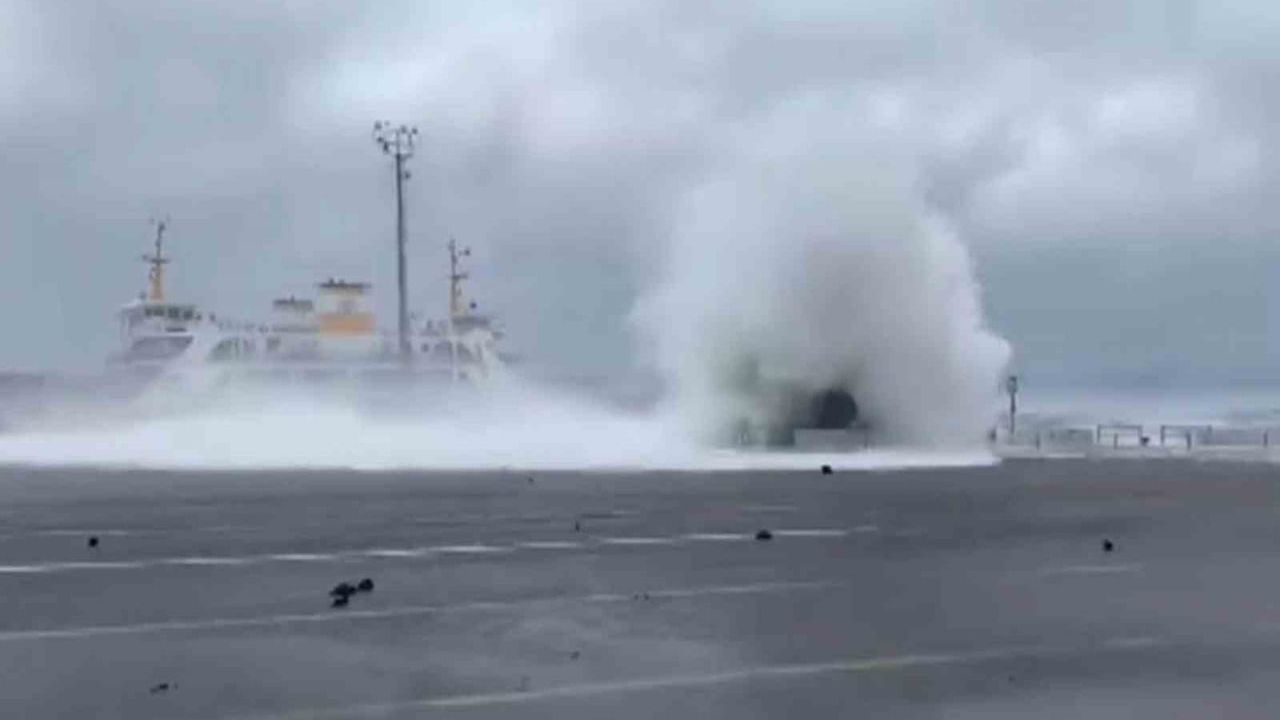 Yalova'da fırtına deniz ulaşımını etkiledi: Feribot ve iskelelerde yoğun dalga görüntüleri