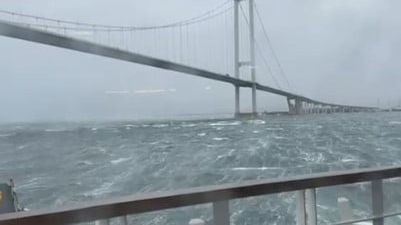 Yalova'dan kalkan arabalı feribot fırtına nedeniyle Eskihisar'a yanaşamayıp güvenli bölgede bekliyor