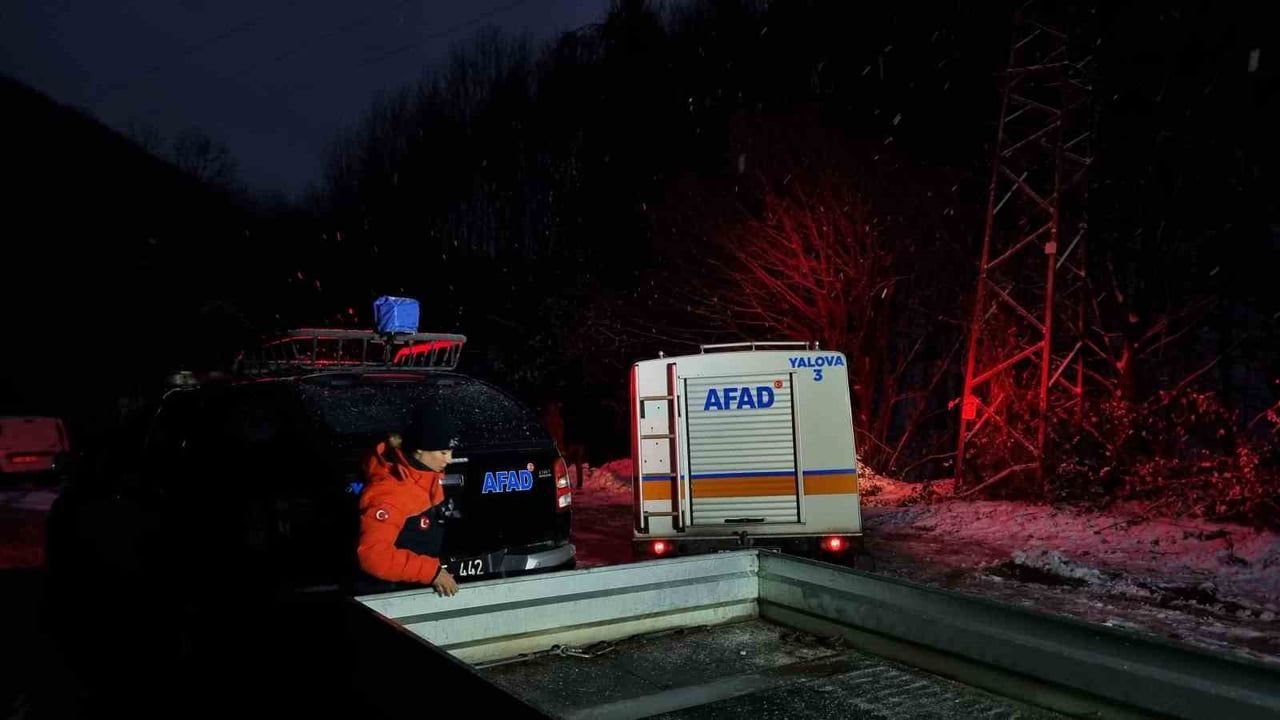 Yalova Delmece Yaylası yolunda kar nedeniyle mahsur kalan 35 kişi kurtarıldı
