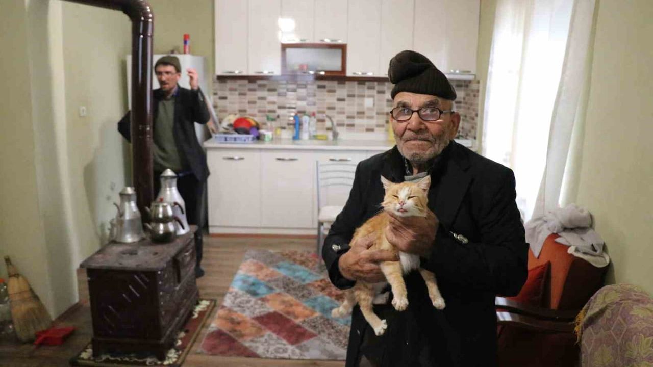 Yangında evinin önünde kedisine sarıldığı kareyle tanınan Ali Meşe vefat etti