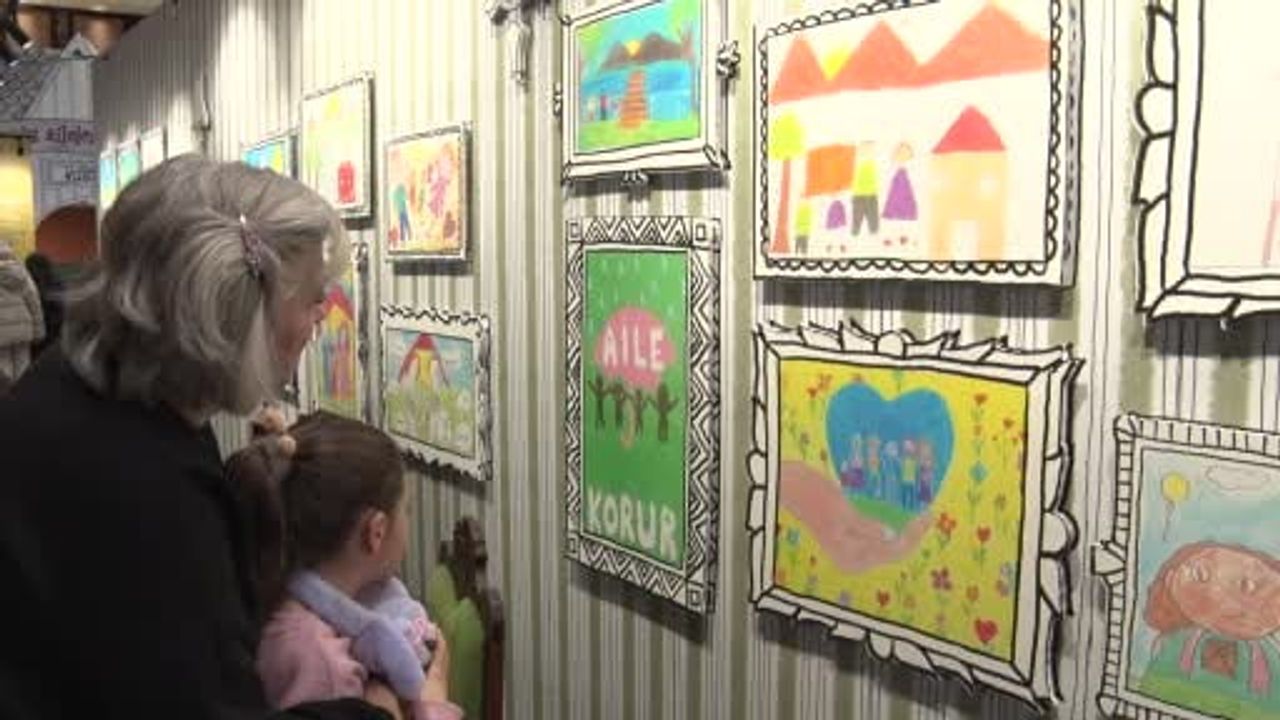 Yapay zeka ile canlandırılan aile hikayeleri 'Bütün Mutlu Aileler Birbirine Benzer' sergisinde