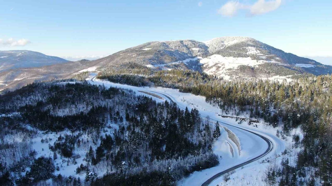 Yaralıgöz Dağı'nda kartpostallık kar manzaraları: 1.250 rakımda kar kalınlığı 1,5 metreyi aştı