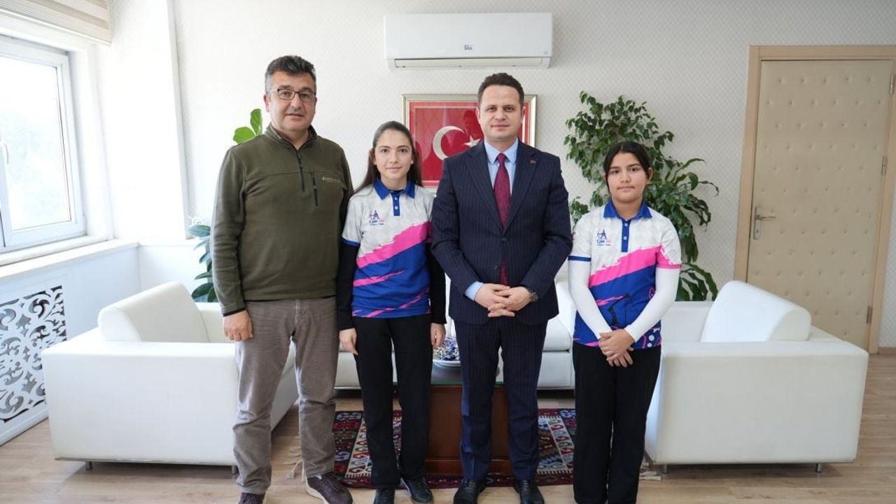 Yatağan 100. Yıl Cumhuriyet Ortaokulu okçuları, 2025 Salon Okçuluk Türkiye Şampiyonası'nda takım şampiyonu ve Türkiye üçüncüsü oldu