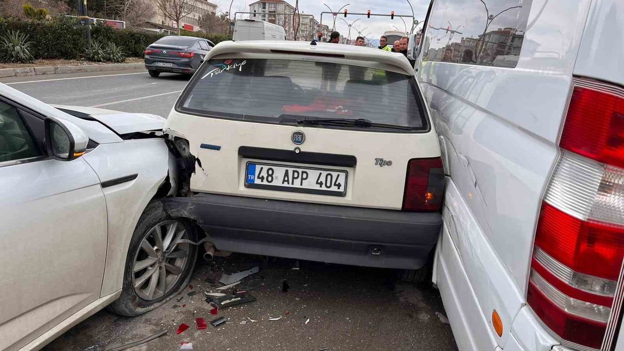 Yatağan'da Gazi Mustafa Kemal Atatürk Bulvarı'nda üç aracın karıştığı kaza: Yaralanma yok