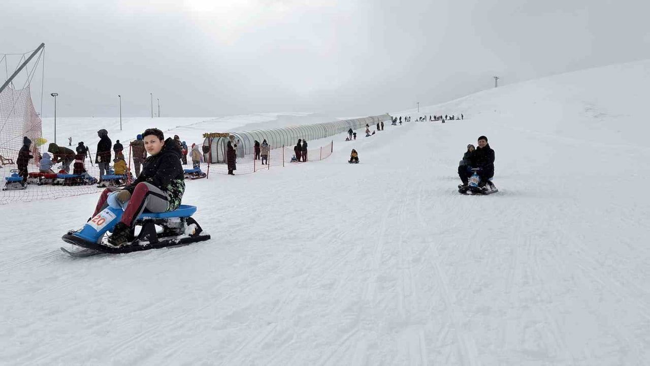 Yedikuyular Kayak Merkezi hafta sonu binlerce ziyaretçiyi ağırladı