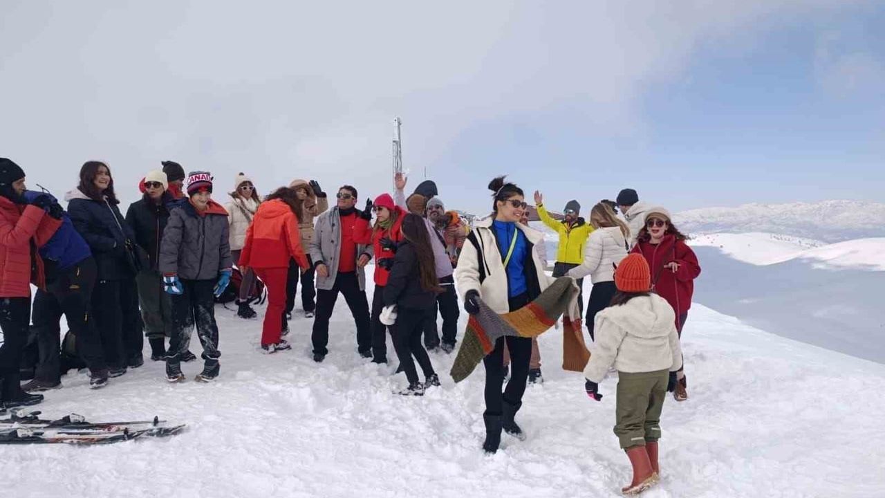 Yedikuyular Kayak Merkezi yarıyıl tatiliyle doldu: Kar kalınlığı yarım metreyi aştı