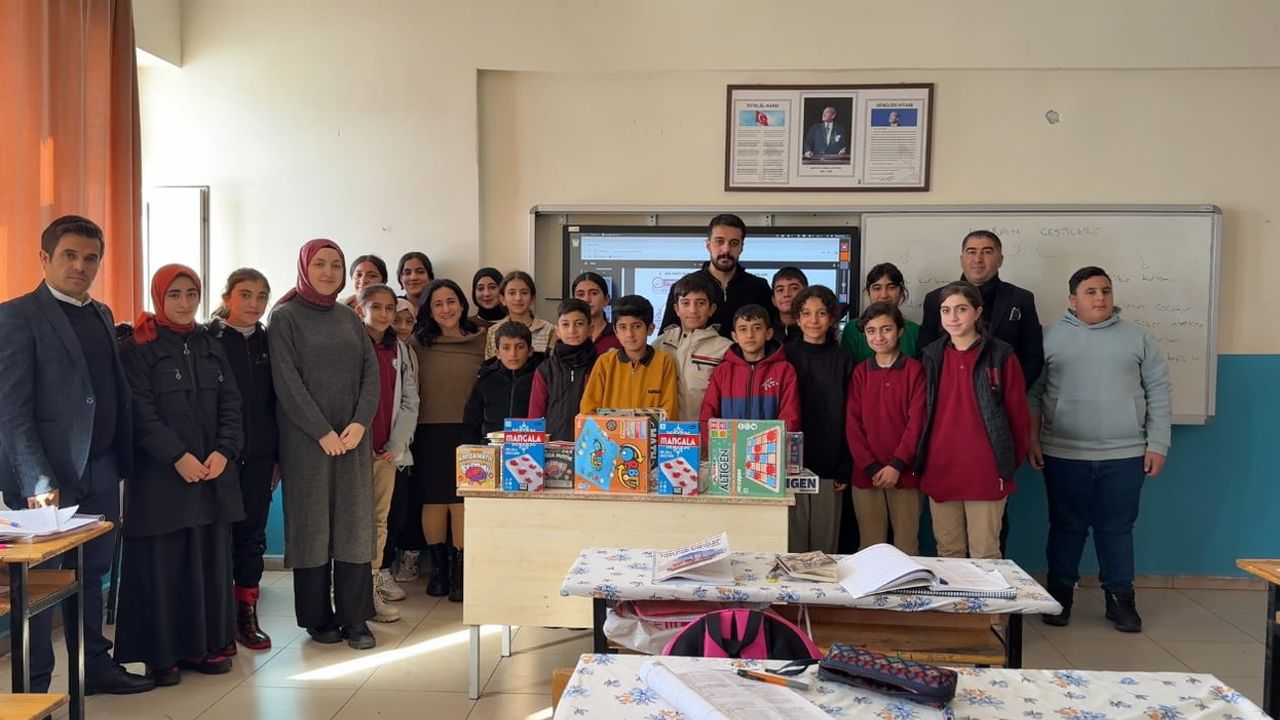 YEKDASDER'den Şemdinli sınır köylerine akıl ve zeka oyunlarıyla eğitim desteği