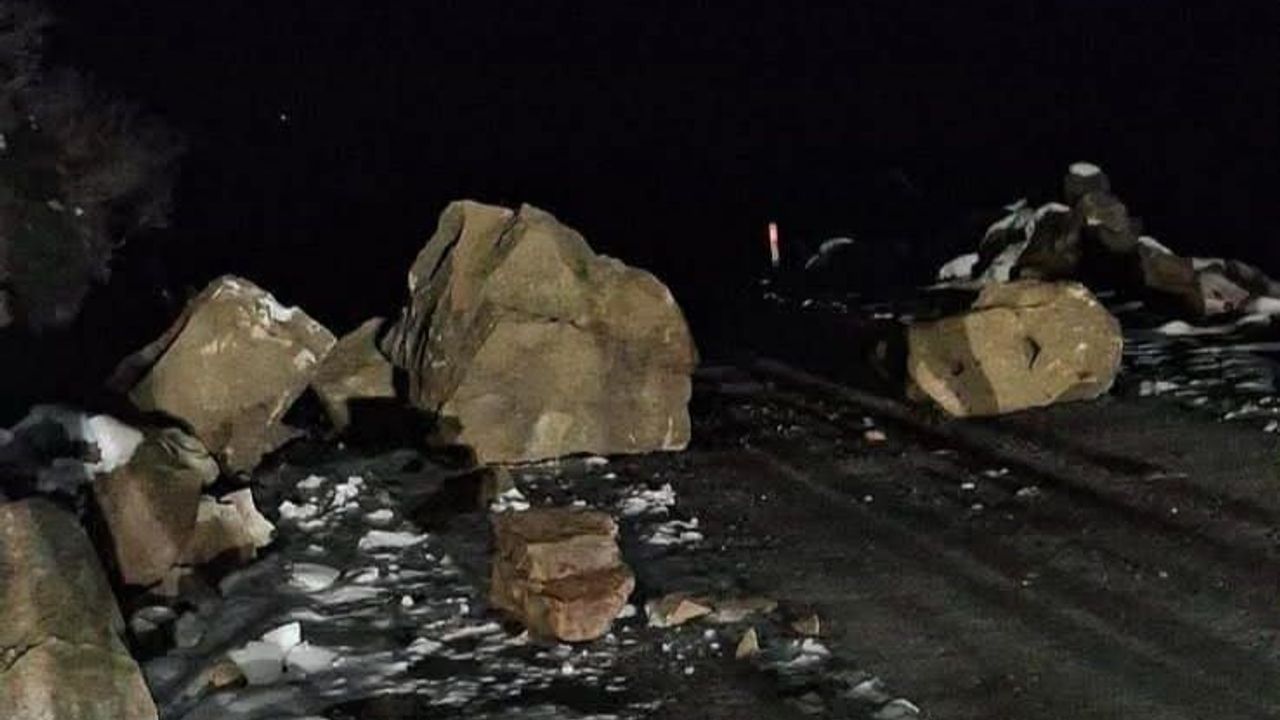 Yenice'de kaya düşmesi Keyfallar ve Abdullahoğlu köylerinin yolunu geçici olarak kapattı