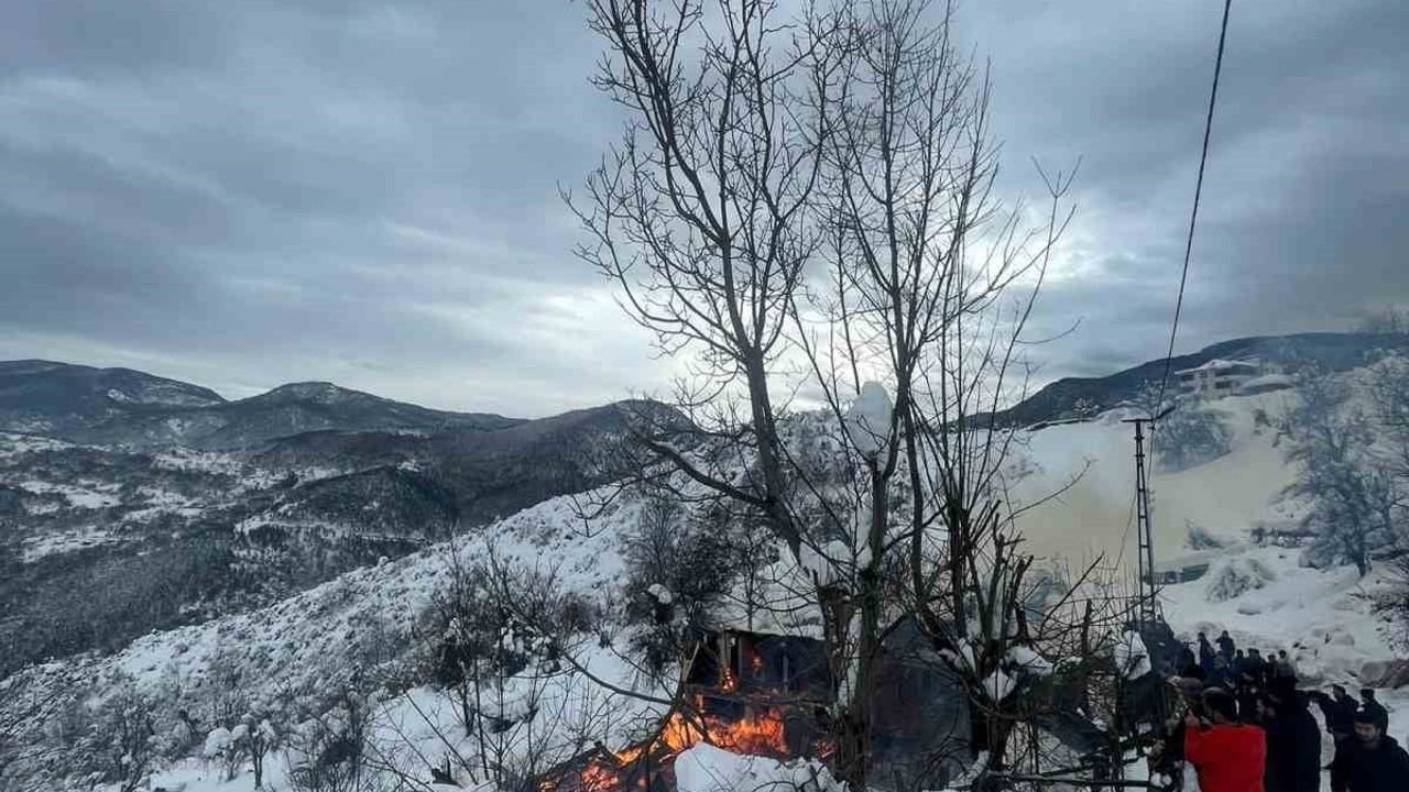 Yenice Esenköy'de ahşap ev yangını: Rahmi Sarıbaş'a ait ev kullanılamaz hale geldi