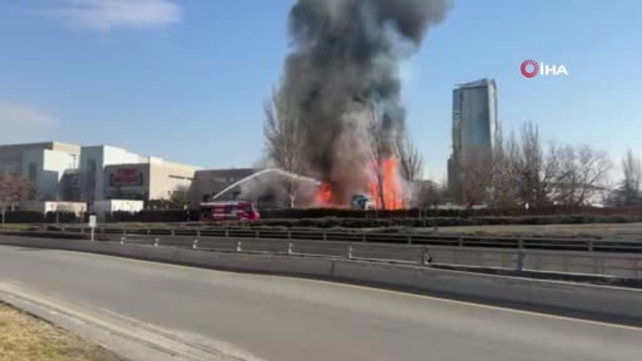 Yenimahalle'de park halindeki araçlar alev aldı; patlama sesleri kaydedildi
