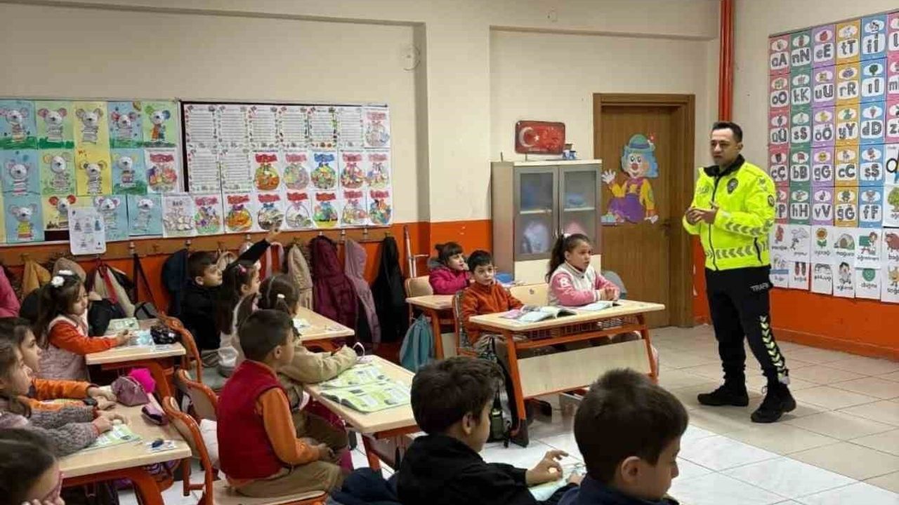Yenipazar'da 75. Yıl Cumhuriyet İlköğretim Okulu'nda öğrencilere trafik eğitimi