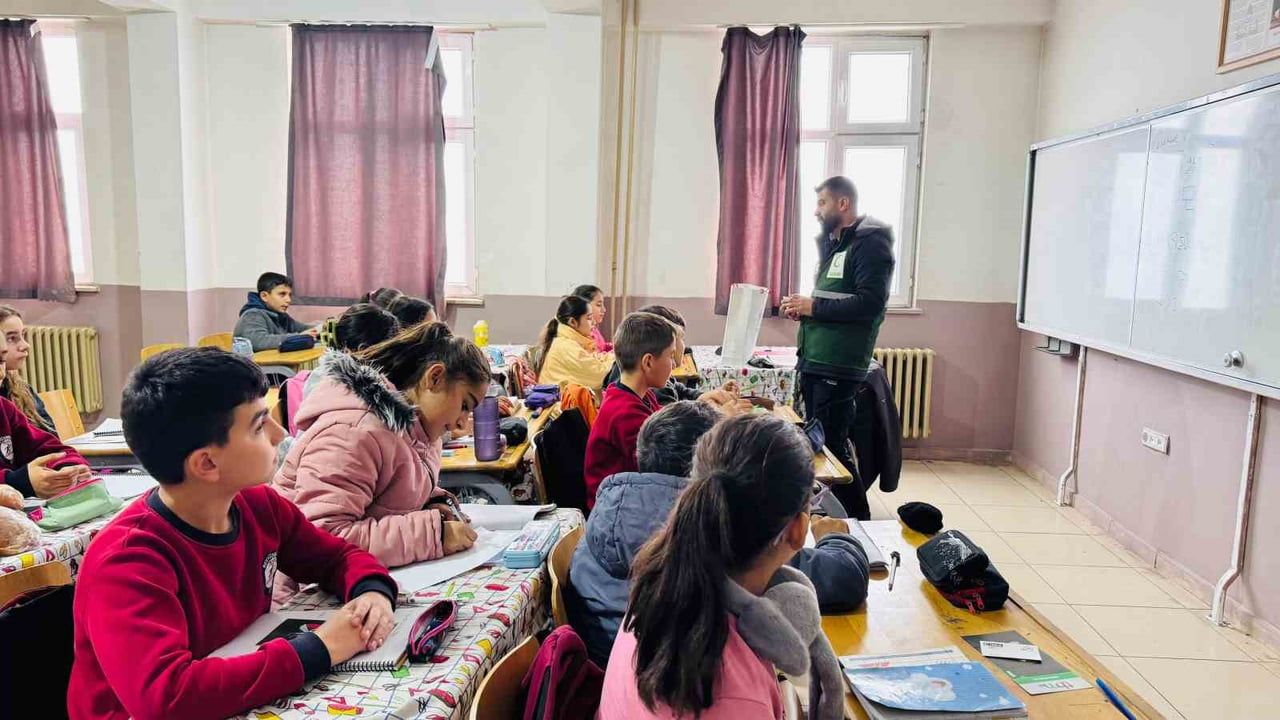 Yeşilay’dan Beytüşşebap’ta ortaokul öğrencilerine bağımlılıkla mücadele eğitimi