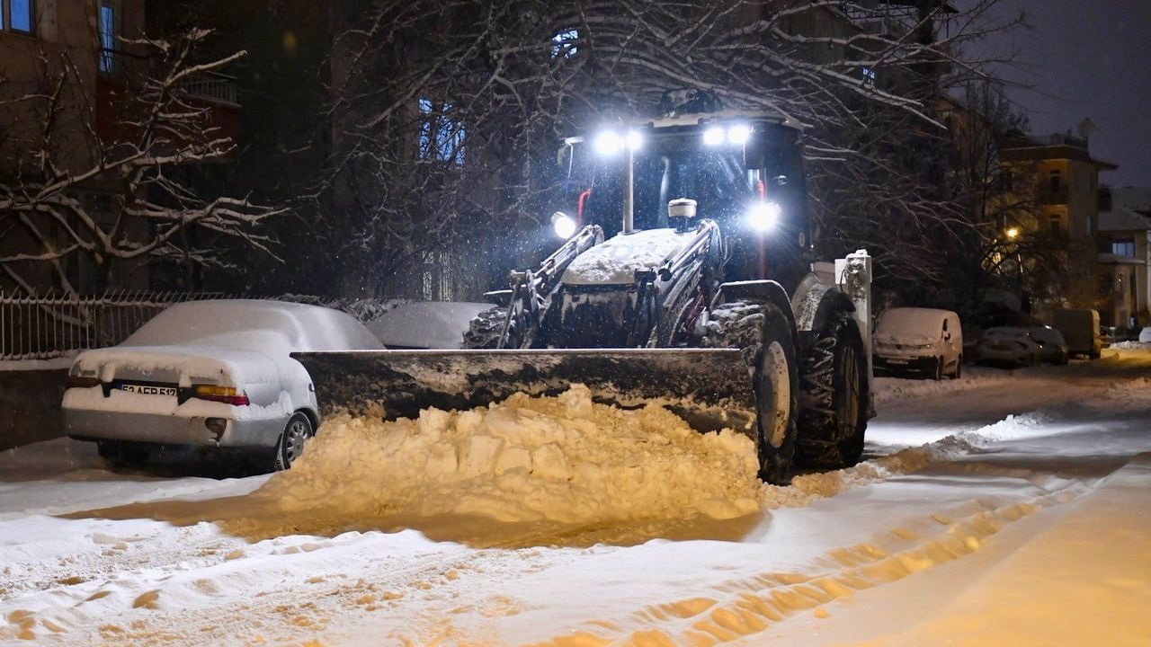Yeşilyurt Belediyesi 7/24 sahada: Karla mücadelede ulaşım ve kritik güzergâhlar öncelikli