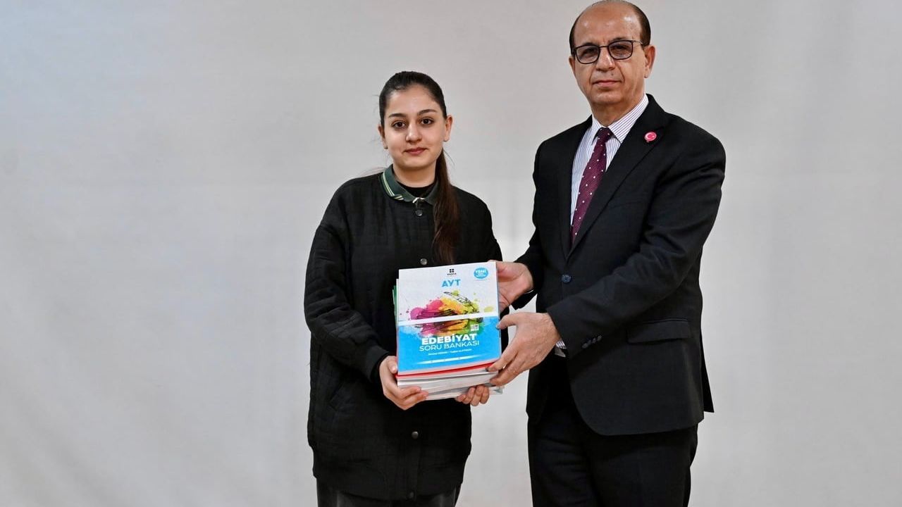 Yeşilyurt Belediyesi'nden Dilek Şehit Zekeriya Bitmez Anadolu Lisesi'ne bin 135 TYT-AYT kaynak kitap desteği