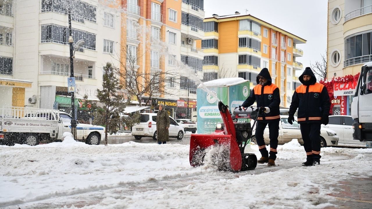 Yeşilyurt Belediyesi'nden kesintisiz karla mücadele: Ana arterlerden kaldırımlara kapsamlı çalışma