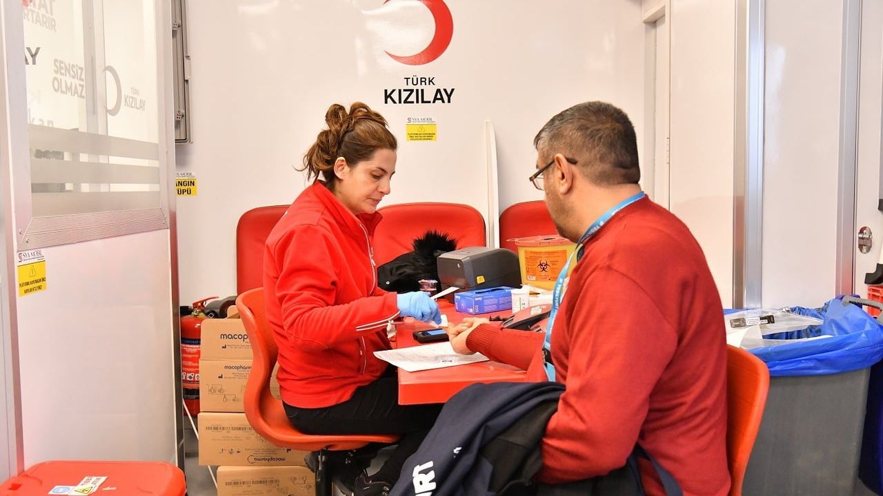 Yeşilyurt Belediyesi Personelinden Türk Kızılayı'na Anlamlı Kan Bağışı Desteği