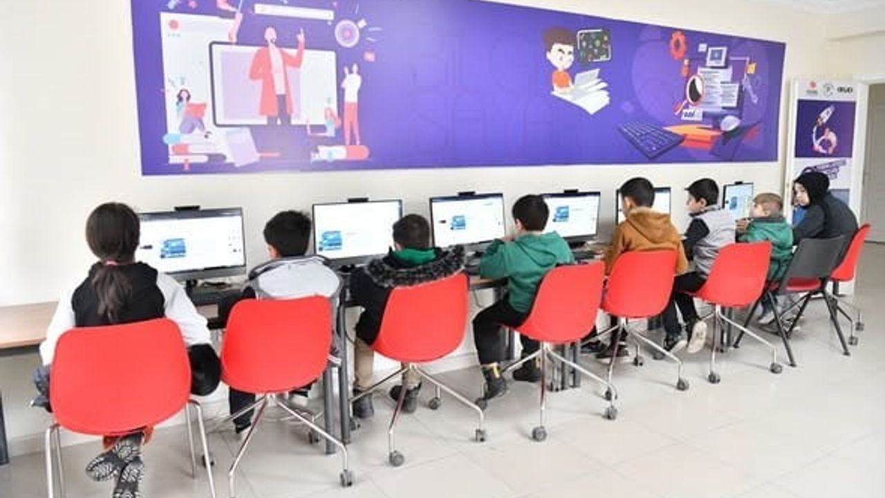 Yeşilyurt Mesleki Eğitim ve Yaşam Merkezi’nde kurslar yoğun ilgi görüyor