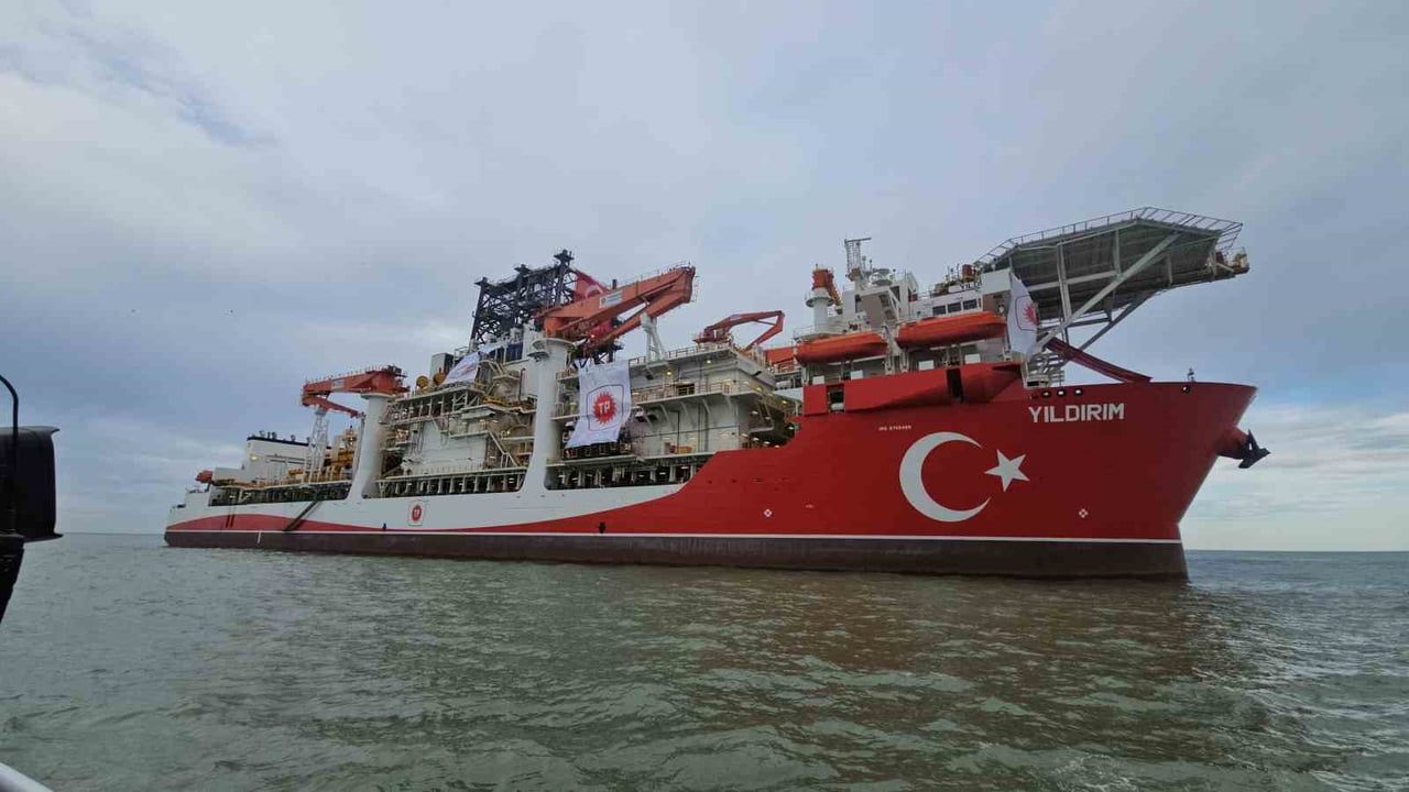 Yıldırım Derin Deniz Sondaj Gemisi Filyos Limanı'nda Havadan Görüntülendi