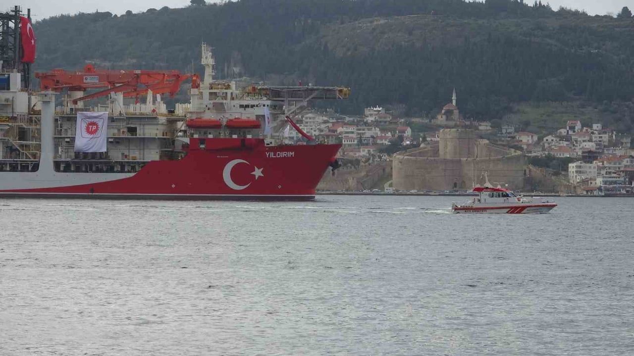 Yıldırım sondaj gemisi Çanakkale Boğazı'ndan geçti — Karadeniz görevine Filyos'tan başlayacak