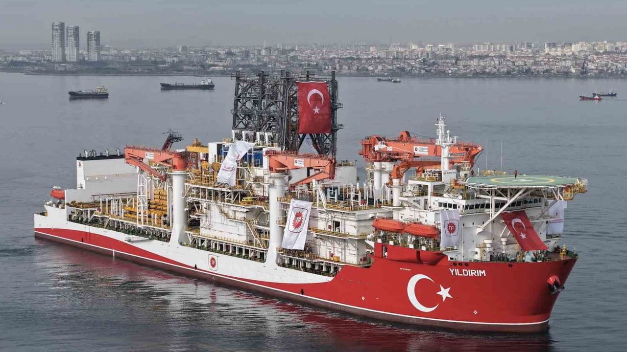 Yıldırım Sondaj Gemisi İstanbul Boğazı'na Yaklaştı; Havadan Görüntülendi