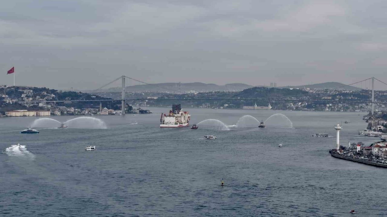 Yıldırım Sondaj Gemisi İstanbul Boğazı’ndan Geçerek Karadeniz Görevine Yola Çıktı