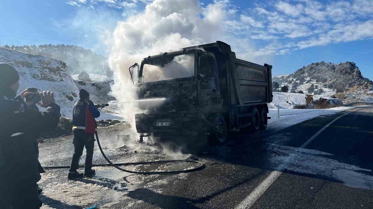 Yozgat Aydıncık'ta seyir halindeki kamyon yandı; 20 EB 618 plakalı araç kullanılamaz hale geldi