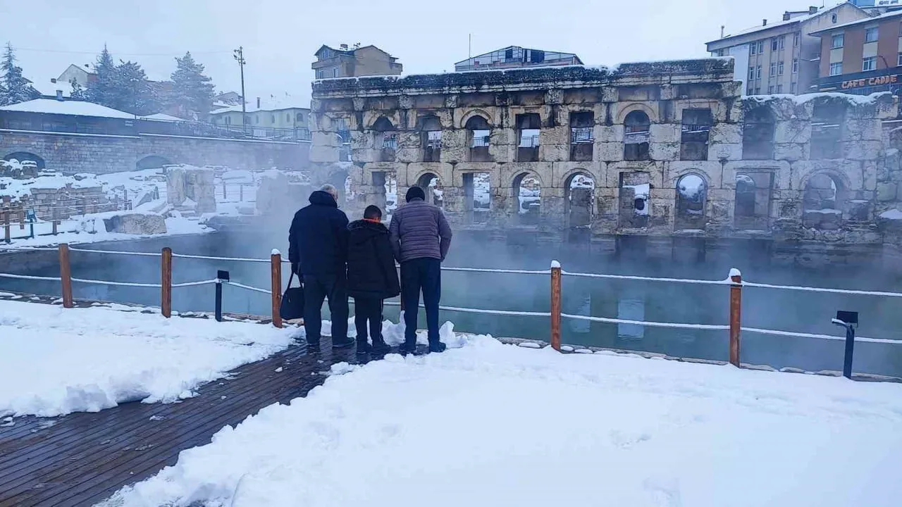 Yozgat Sarıkaya'da 2 bin yıllık Roma hamamında kar altındaki buhar manzarası