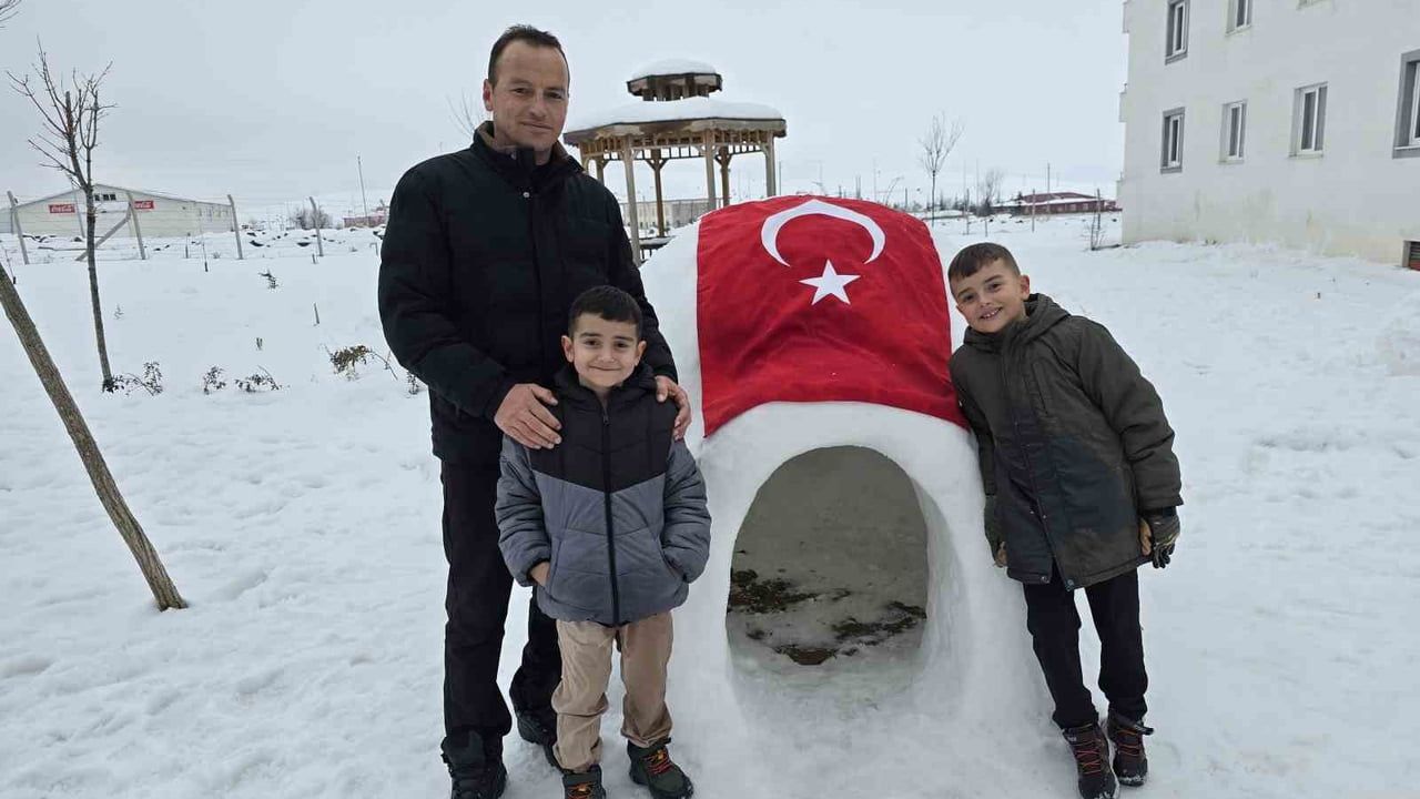 Yozgat’ta Ersoy Ailesi Mahalleye İglo Yapıp Karın Keyfini Çıkardı