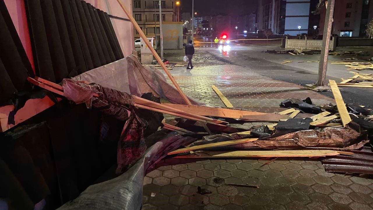 Yozgat'ta fırtına: Sorgun'da 10 katlı binanın çatısı uçtu, maddi hasar oluştu
